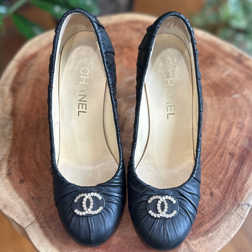 Chanel Ruched Leather CC Rhinestone Pumps Heels Size 36.5C - Picture 3 of 8